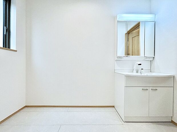 【洗面台・洗面所】大きく見やすい三面鏡で清潔感ある洗面台は、身だしなみチェックや肌のお手入れにおすすめです。