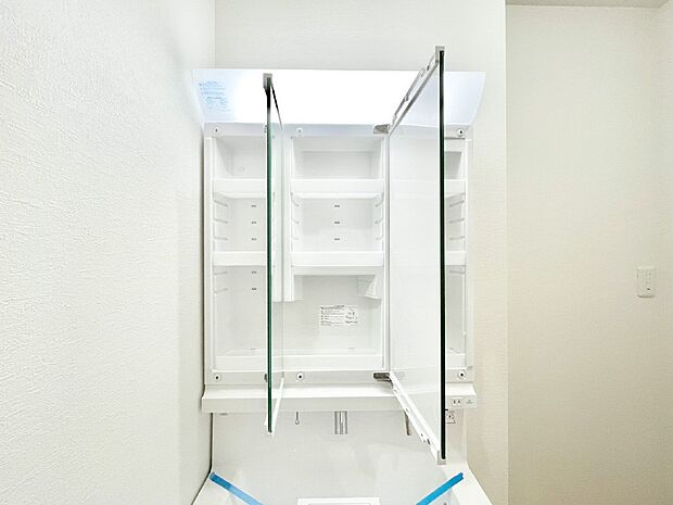 【その他設備(三面鏡裏収納)】三面鏡の裏に、化粧品や衛生用品などを収納可能。洗面台をすっきりと保ちます！