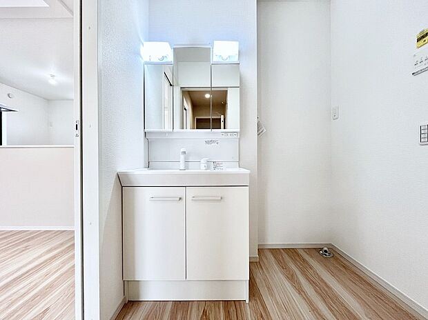 【洗面台・洗面所】清潔感のある快適空間です。毎日の身支度も気持ち良くお使い頂けます。