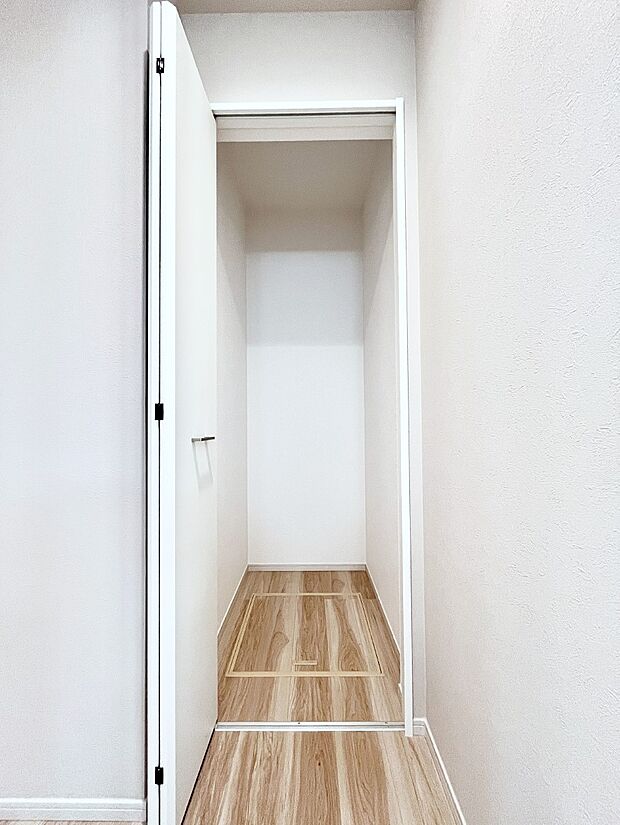 【その他設備(廊下収納)】廊下収納。掃除道具や季節の小物を収納することができます。