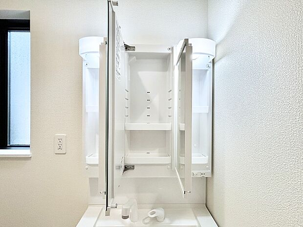 【その他設備(三面鏡裏収納)】三面鏡の裏に、化粧品や衛生用品などを収納可能。洗面台をすっきりと保ちます!