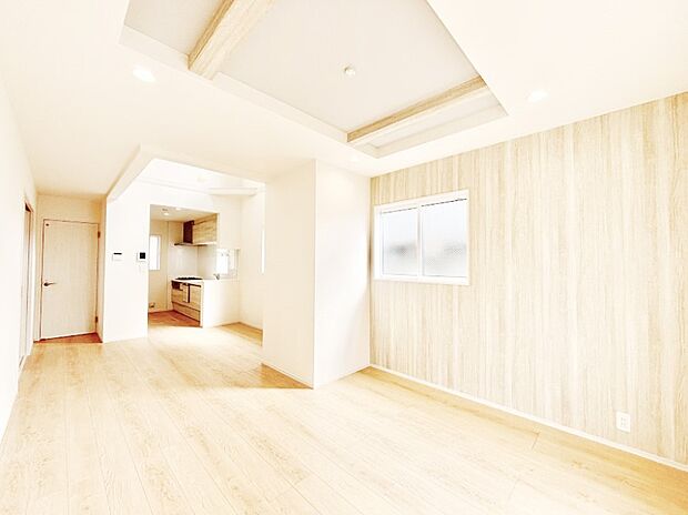 【ダイニング】家族の笑顔が自然と生まれてくる、そんな雰囲気のダイニングに仕上がっています。