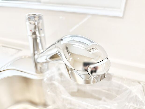 【その他設備(浄水器)】いつでも清潔なおいしいお水を。一つの水栓で水道水と浄水を使い分け。