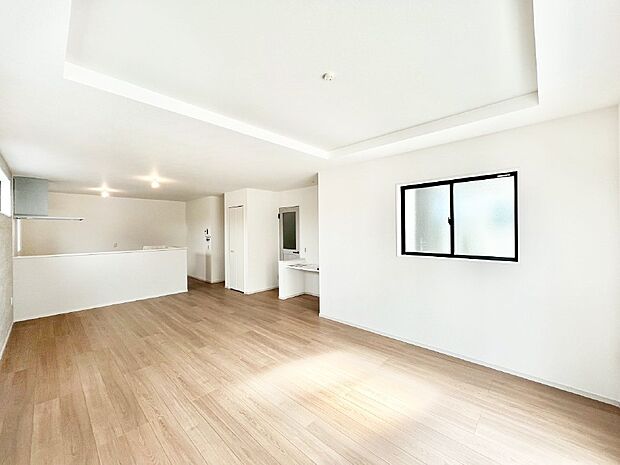 【リビングダイニング】お洒落で開放感のある折り上げ天井を採用したリビングダイニング