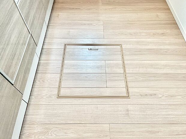 【その他設備(床下収納)】床下収納付き!日用品・非常用品の収納にも大活躍。
