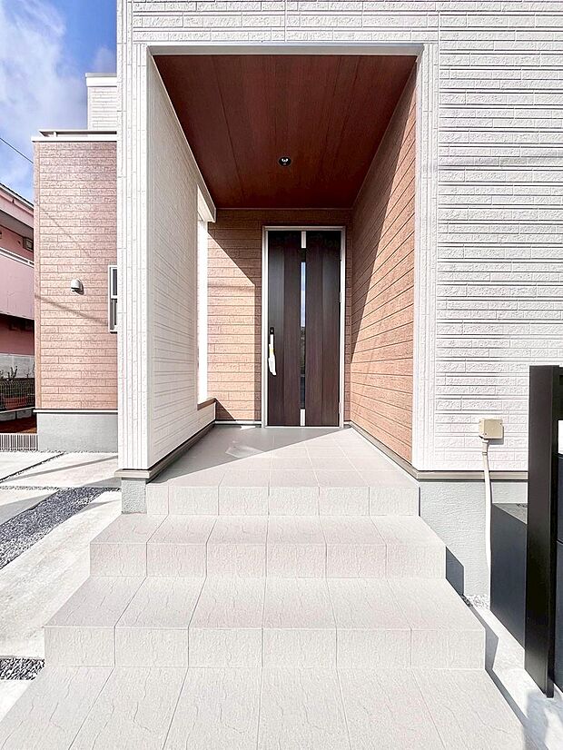 【玄関】大切な家族、来客を出迎える玄関。