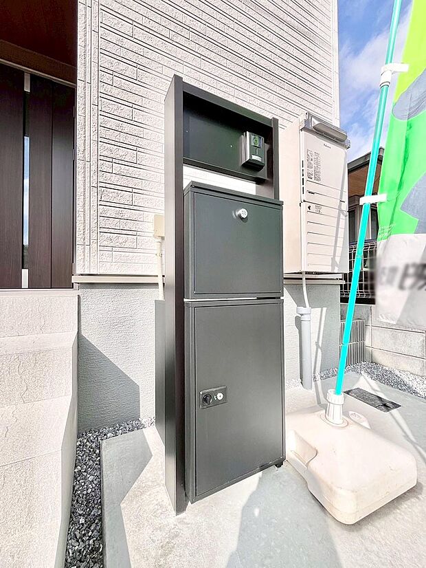 【その他現地】シンプルデザインのポスト。