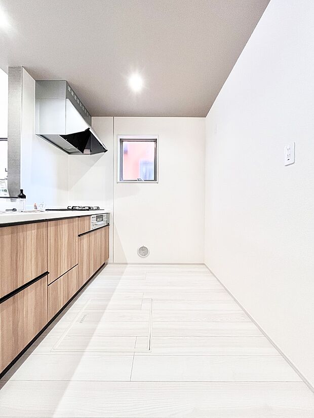 【キッチン】爽やかな風が通り抜けるキッチン。窓があるので明るく換気にも役立ちます。　