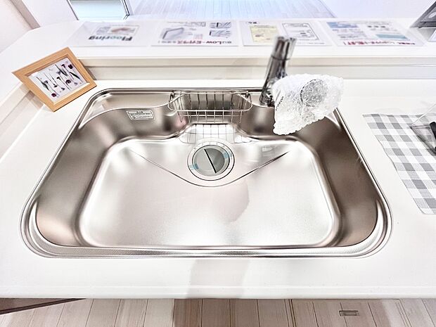 【その他設備(シンク)】広々としたシンクでお料理やお皿洗いもラクラク快適に！