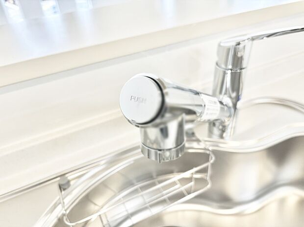 【その他設備(浄水器)】いつでも清潔なおいしいお水を。一つの水栓で水道水と浄水を使い分け。