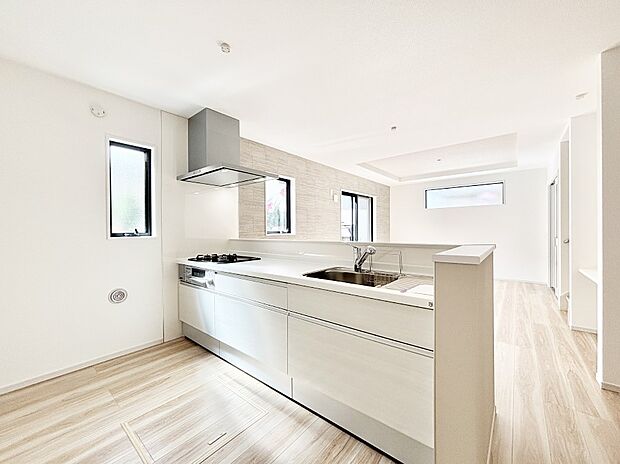 【ダイニングキッチン】料理をしながらご家族との会話を楽しめる対面カウンターキッチン