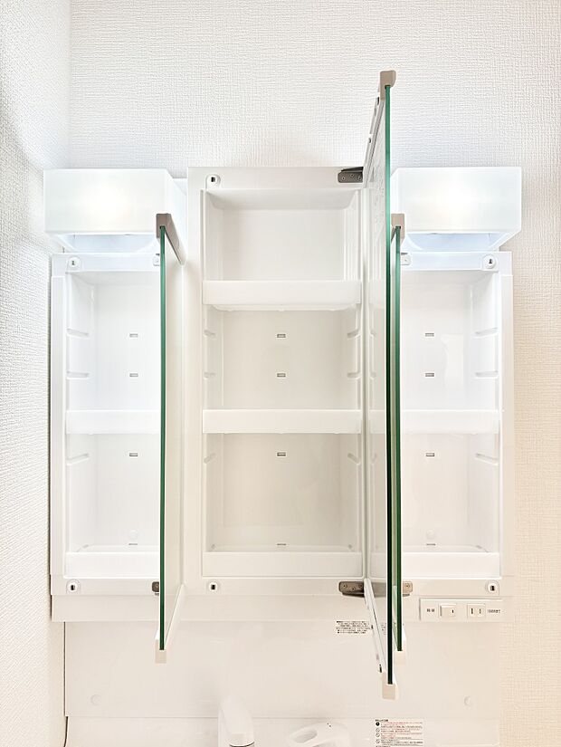 【その他設備(三面鏡裏収納)】三面鏡の裏に、化粧品や衛生用品などを収納可能。洗面台をすっきりと保ちます!