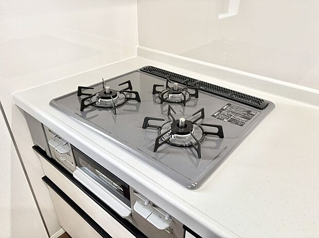 【その他設備(Siセンサーコンロ)】ガスコンロはSiセンサー搭載。火力調節や焦げ付き・消し忘れも防いでくれます。