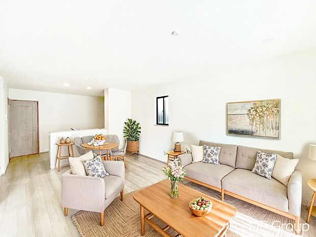 【リビング】家族の和やかな会話が聞こえてきそう。開放感のあるリビングです。※家具はCGです  