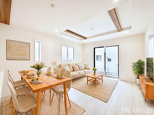 【リビング】家族の和やかな会話が聞こえてきそう。開放感のあるリビングです。※家具はCGです