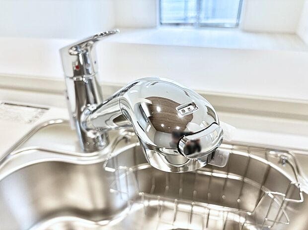 【その他設備(浄水器)】いつでも清潔なおいしいお水を。一つの水栓で水道水と浄水を使い分け。