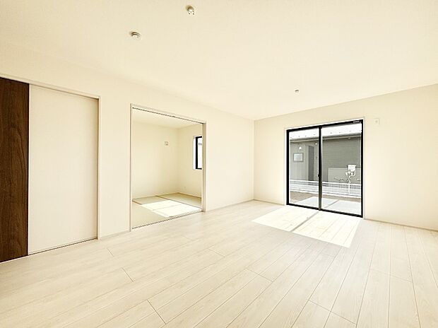 【リビングダイニング】明るい陽光が注ぎ、寛ぎの雰囲気に満たされるリビング・ダイニング。