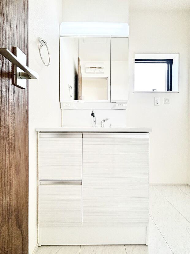 【洗面台・洗面所】スタイリングに便利な三面鏡、ミラーキャビネットで細かい物スッキリ