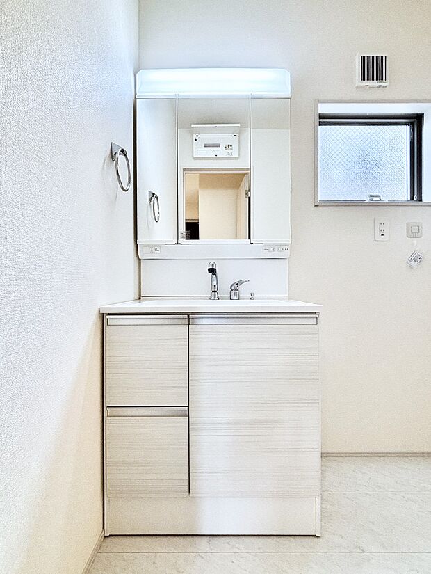 【洗面台・洗面所】大きく見やすい三面鏡で清潔感ある洗面台は、身だしなみチェックや肌のお手入れにおすすめです。