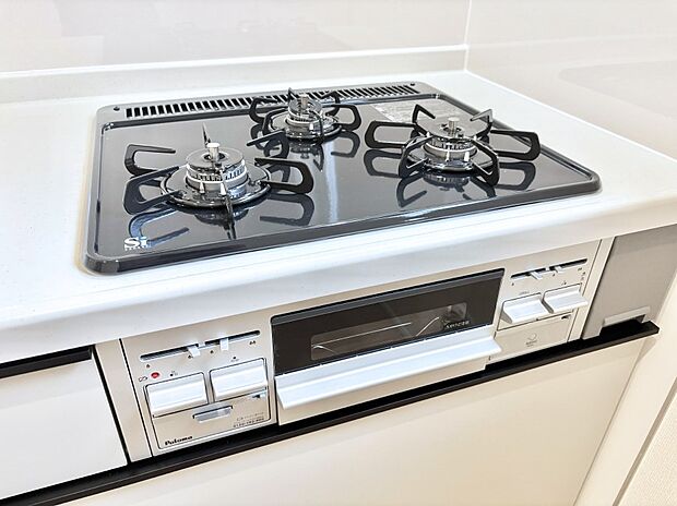 【その他設備(Ｓｉセンサーコンロ)】ガスコンロはＳｉセンサー搭載。火力調節や焦げ付き・消し忘れも防いでくれます。