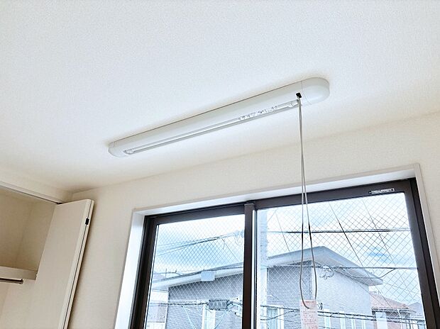 【その他設備(室内物干し)】室内物干しポール。梅雨や花粉の時期に大活躍します。  