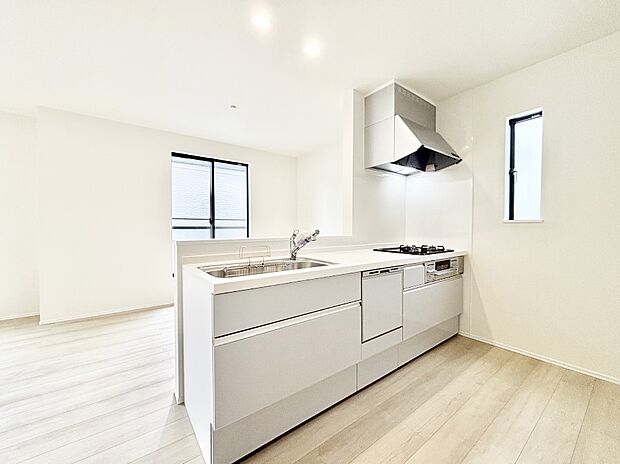 【ダイニングキッチン】料理をしながらでもご家族との会話を楽しめる対面キッチン