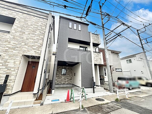 【現地外観写真】洗練された外観、上質な住空間が広がる室内は永く安心して過ごせる住居です。 