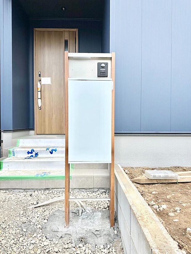 【その他現地】シンプルデザインのポスト。