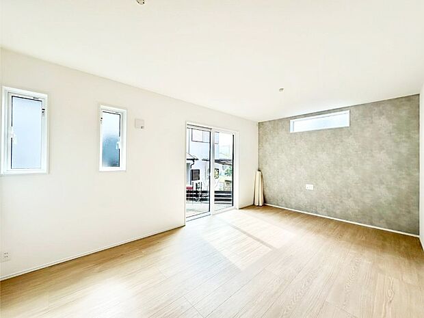 【リビングダイニング】大きな窓からたっぷりの陽光と風を感じられるリビング