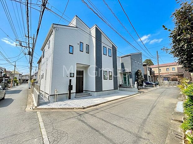 【前面道路含む現地写真】角地なので日当たりも良く、お家が堂々として見えます。