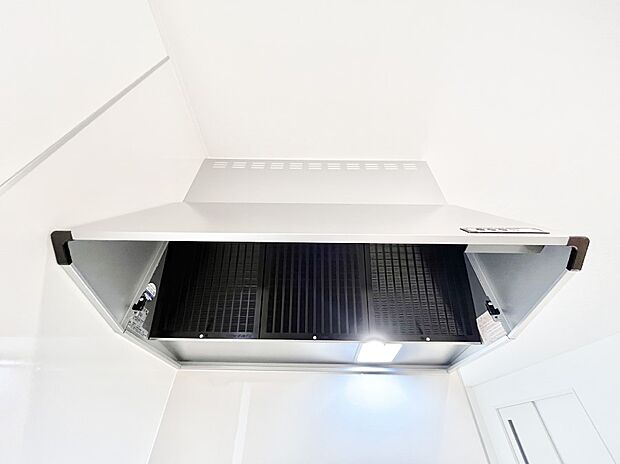 【その他設備(レンジフード)】フラットタイプのレンジフードでお掃除ラクラク。  