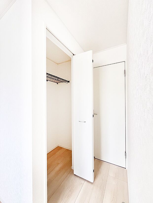 【その他設備(玄関収納)】物が集まりそうな玄関周りもスッキリ片付きます。