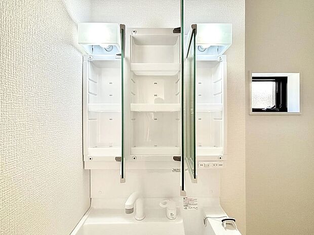 【その他設備(三面鏡裏収納)】三面鏡の裏に、化粧品や衛生用品などを収納可能。洗面台をすっきりと保ちます！