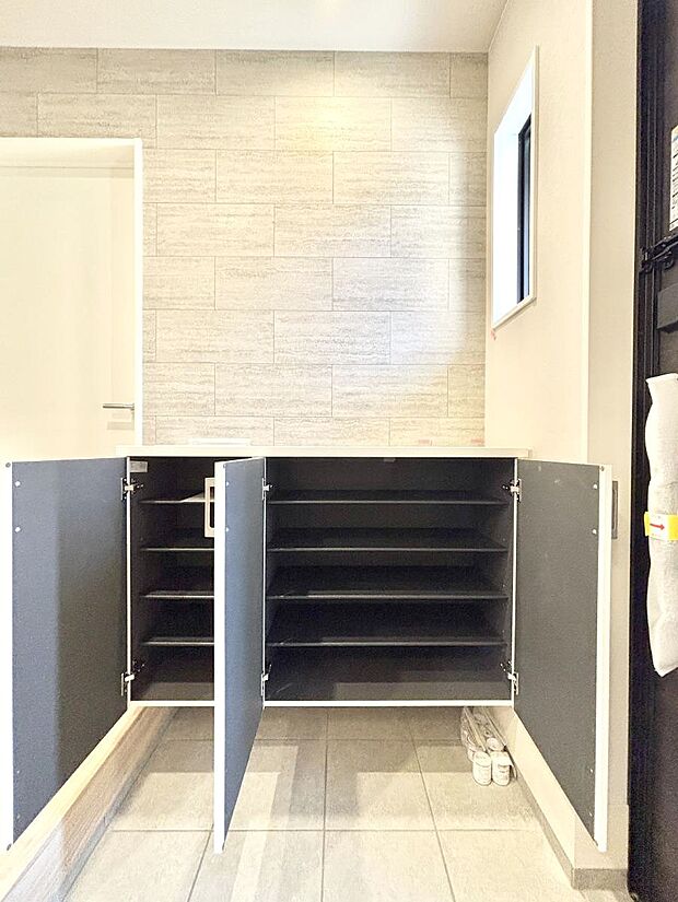 【その他設備(シューズボックス)】たっぷり収納できるシューズボックスで家族全員の靴も、玄関すっきり。  