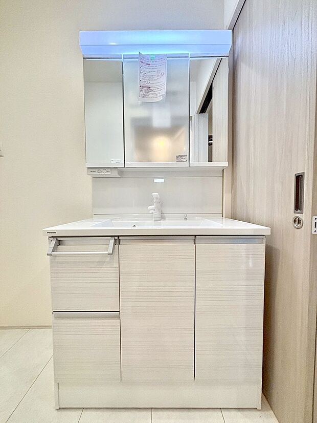 【洗面台・洗面所】大きく見やすい三面鏡で清潔感ある洗面台は、身だしなみチェックや肌のお手入れにおすすめです。