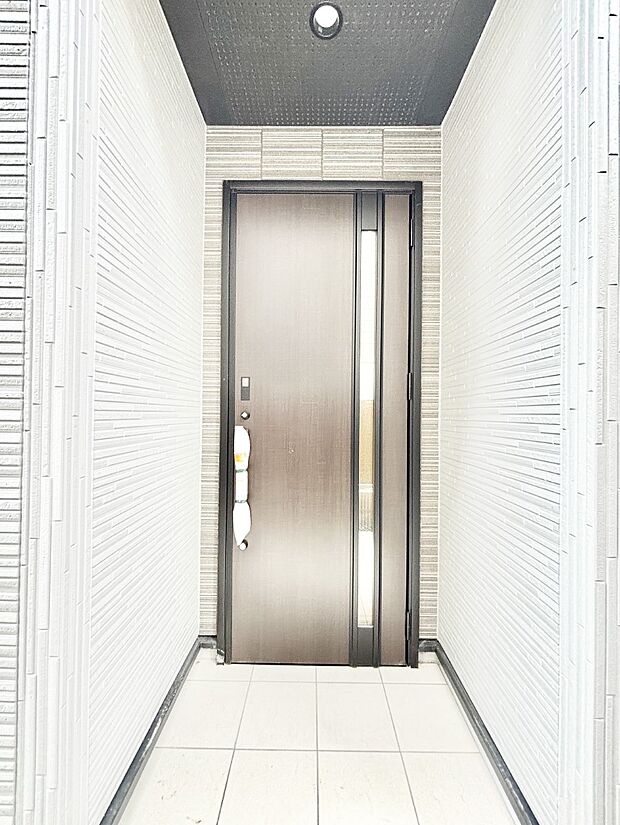 【玄関】大切な家族、来客を出迎える玄関。