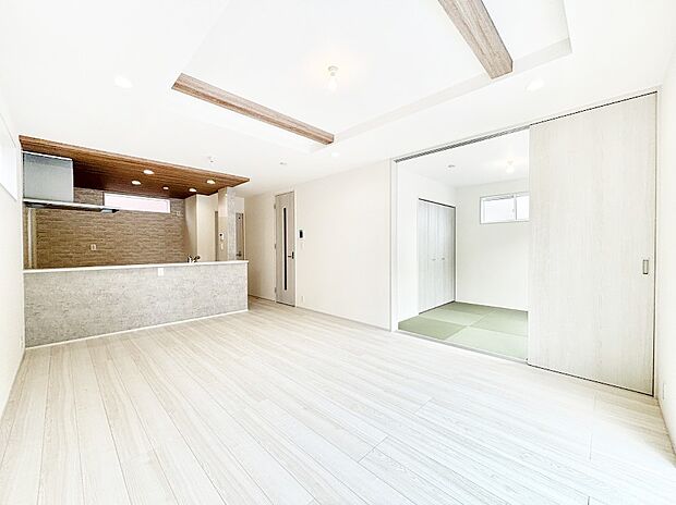 【ダイニング】明るい陽光が注ぎ、寛ぎの雰囲気に満たされるダイニング。   