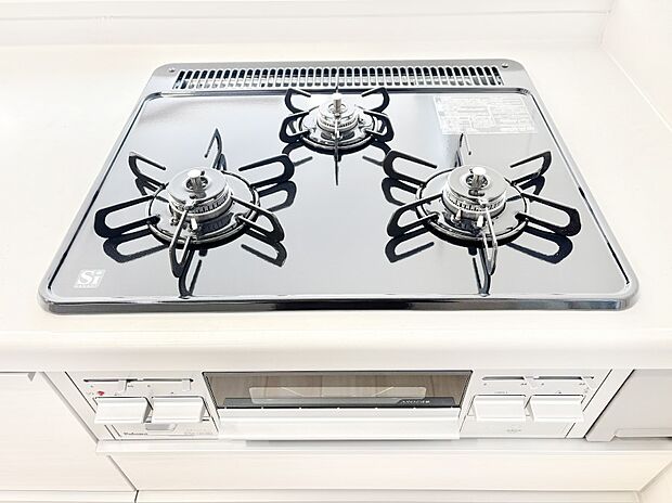 【その他設備(三ツ口コンロ)】三口ガスコンロでお料理が一気にはかどりそう。  