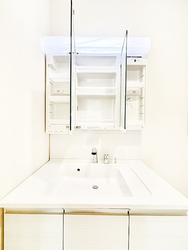 【その他設備(三面鏡裏収納)】三面鏡の裏に、化粧品や衛生用品などを収納可能。洗面台をすっきりと保ちます！