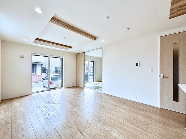 【リビングダイニング】大きな窓からたっぷりの陽光と風を感じられるリビング