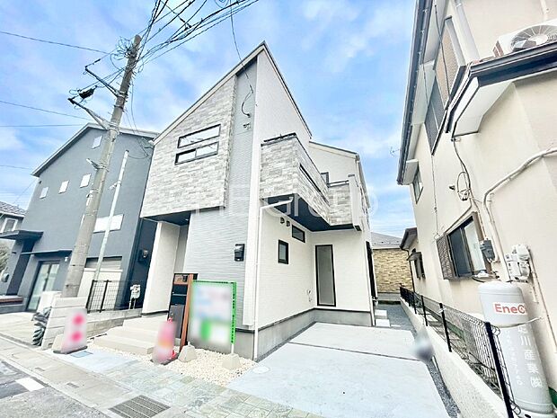 【現地外観写真】シンプルで落ち着きのある建物は住むかたの個性でオリジナルなものになっていきます。