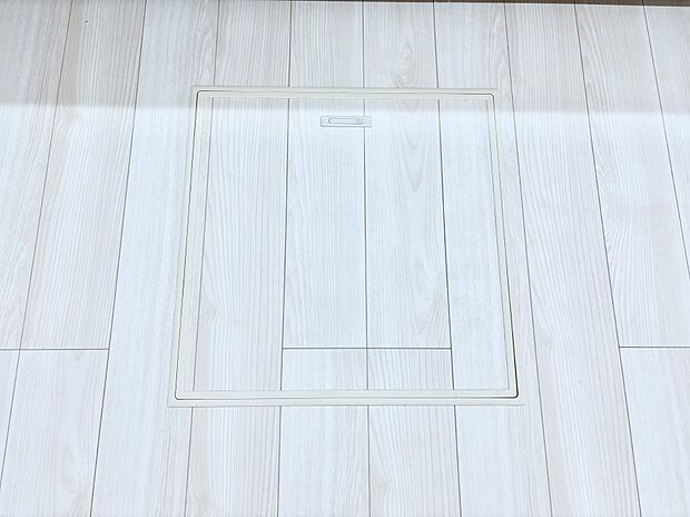 【その他設備(床下収納)】床下収納付き！日用品・非常用品の収納にも大活躍。