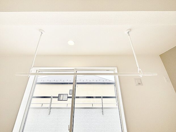 【その他設備(室内物干し)】室内物干しポール。梅雨や花粉の時期に大活躍します。  
