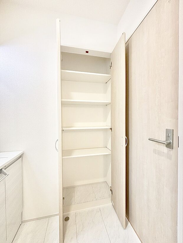 【その他設備(洗面室収納棚)】散らかりがちなランドリースペースもスッキリ整頓！広々使えて快適ですね