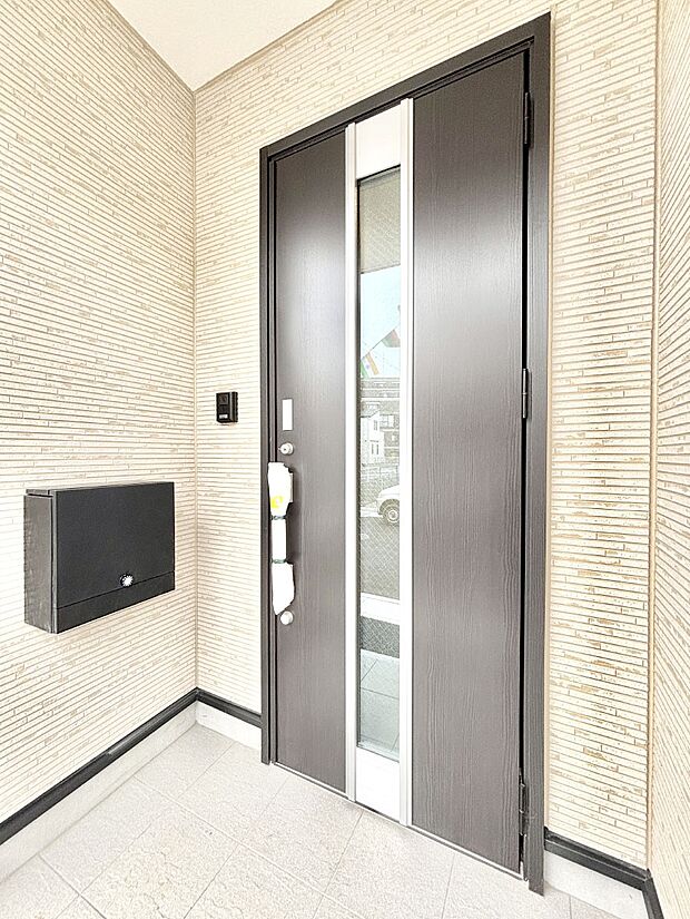 【玄関】大切な家族、来客を出迎える玄関。