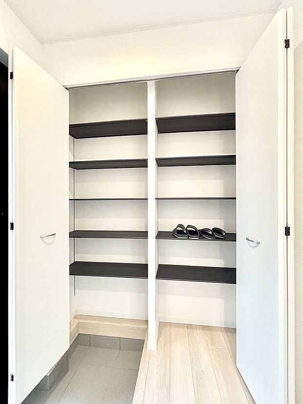 【その他設備(シューズボックス)】たっぷり収納できるシューズボックスで家族全員の靴も、玄関すっきり。