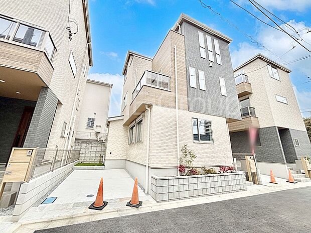 【現地外観写真】洗練された外観、上質な住空間が広がる室内は永く安心して過ごせる住居です。