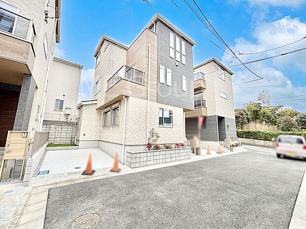 【前面道路含む現地写真】見通しの良さとともに、街並みに開放感を与えてくれます。