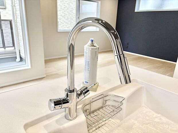 【その他設備(蛇口一体型浄水器)】浄水器一体型のキッチンで洗い物用・料理用と切り替え簡単！キッチンワークをより快適にします！ 