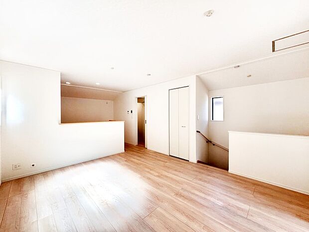 【ダイニング】明るい陽光が注ぎ、寛ぎの雰囲気に満たされるダイニング。   